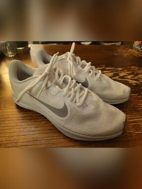 Nike White and Gray Mesh Running Shoes (Size 8.5)